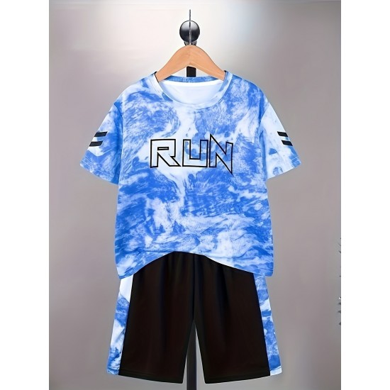 Ultra-atmungsaktives Batik-Sportset für Jungen, 2-teilig – schnell trocknendes Kurzarm-T-Shirt und bequeme Shorts mit RUN-Aufdruck – perfekte Sommerkleidung für stilvolle Kinder
