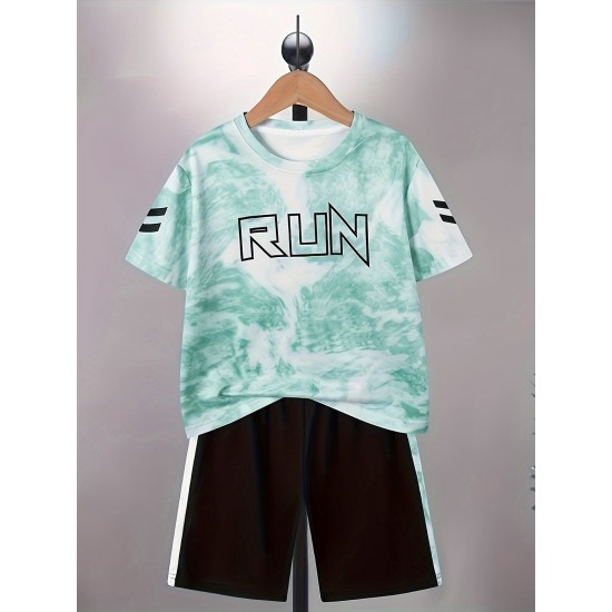 Ultra-atmungsaktives Batik-Sportset für Jungen, 2-teilig – schnell trocknendes Kurzarm-T-Shirt und bequeme Shorts mit RUN-Aufdruck – perfekte Sommerkleidung für stilvolle Kinder