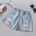 Zwei kleine rote Blumenshorts