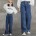 Dunkle Hose mit weitem Bein und echter Tasche