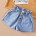 Blaue Shorts mit drei Knöpfen