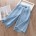 Kurze Hose in heller Farbe mit Schleife