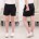 Schwarze, gelochte Shorts